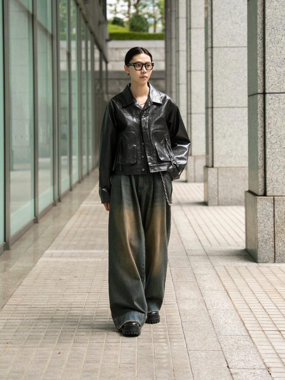 ブラック系のその他アウター、ブルー系のデニムパンツを着用したメンズの秋コーディネートの5枚目の写真