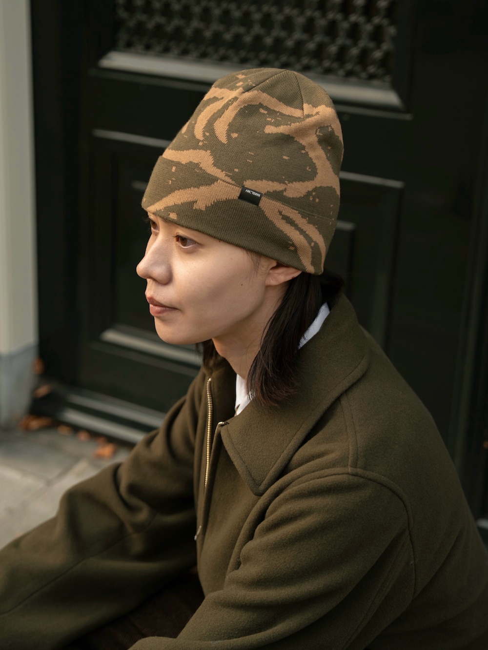 ブラウン系のスラックス、グリーン系のジャケット/アウター、ブラウン系のボストンバッグを着用したメンズの秋コーディネートの5枚目の写真