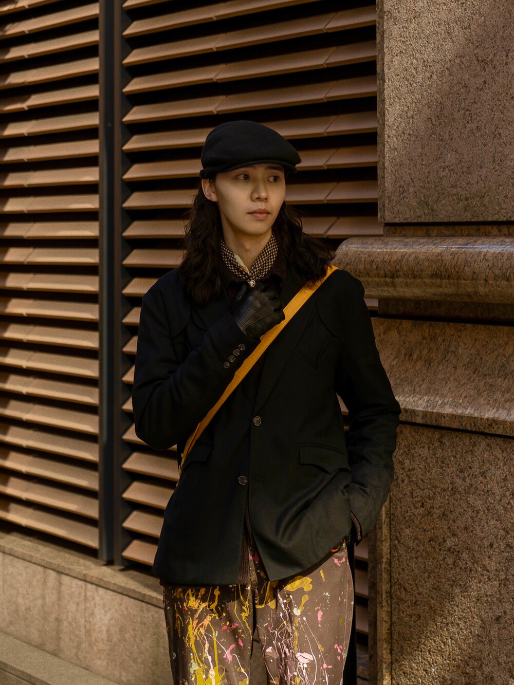 ブラック系のトレンチコート、ブラック系のテーラードジャケットを着用したメンズの春コーディネートの4枚目の写真