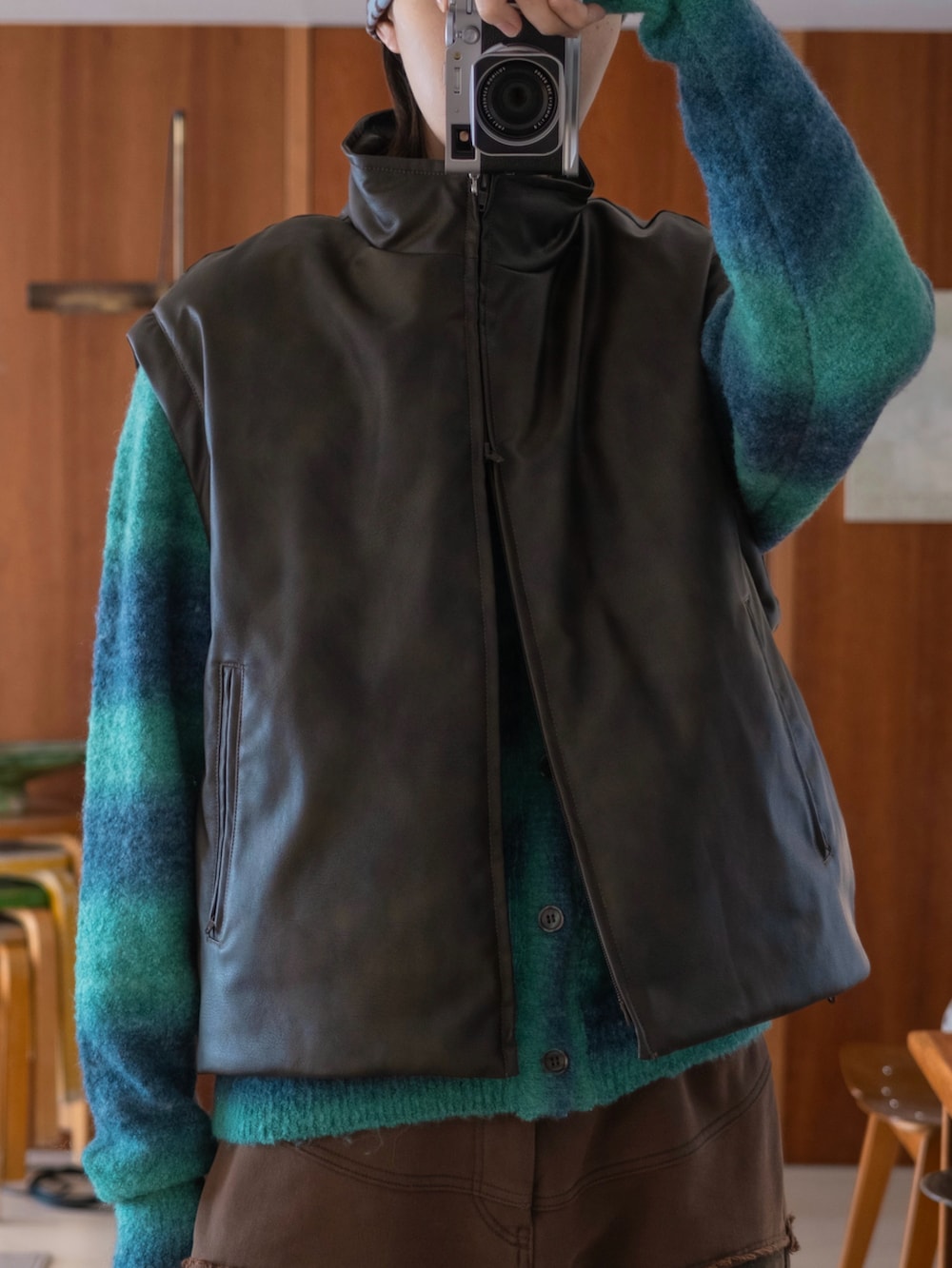 ブラウン系のダウンジャケット/コート、ブラウン系のデニムパンツを着用したメンズの秋コーディネートの5枚目の写真