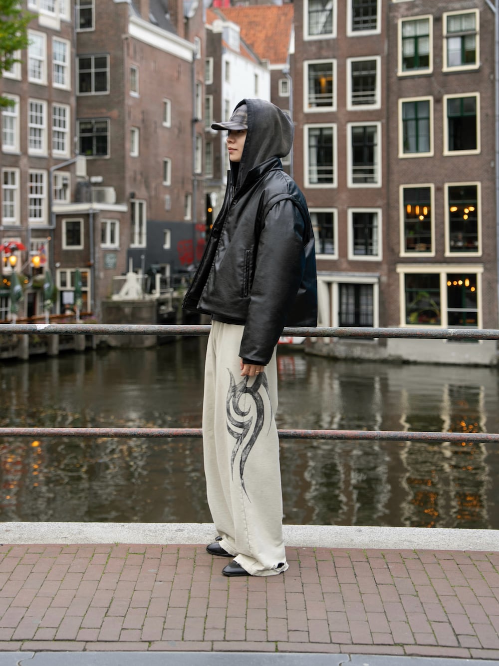 ブラック系のパーカー、ブラック系のダウンジャケット/コート、その他の帽子を着用したメンズの秋コーディネートの3枚目の写真