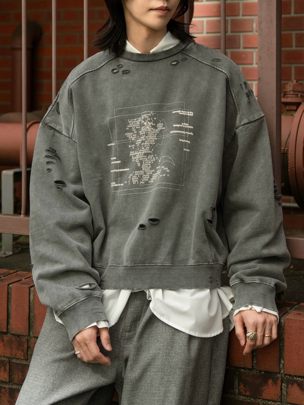 グレー系のスウェット、グレー系のデニムパンツを着用したメンズの秋コーディネートの2枚目の写真