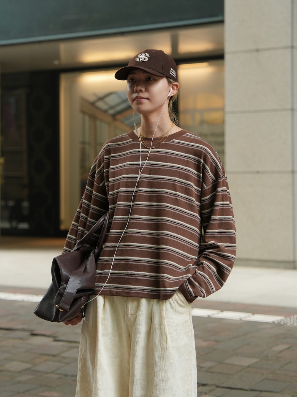 ブラウン系のTシャツ/カットソー、ホワイト系のその他パンツ、ブラウン系のシューズを着用したメンズの夏コーディネートの3枚目の写真