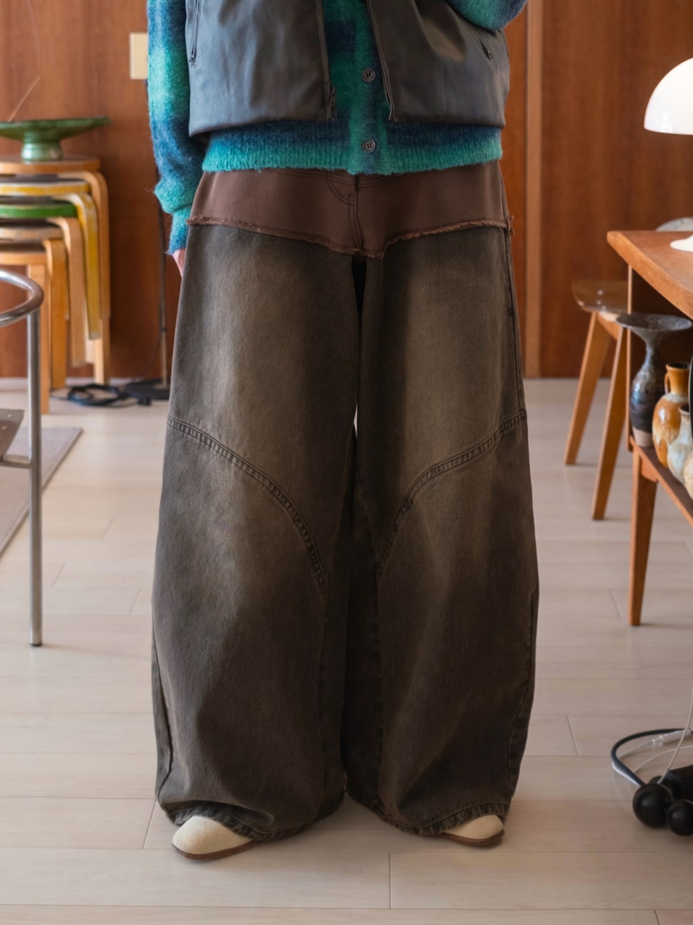 ブラウン系のダウンジャケット/コート、ブラウン系のデニムパンツを着用したメンズの秋コーディネートの3枚目の写真