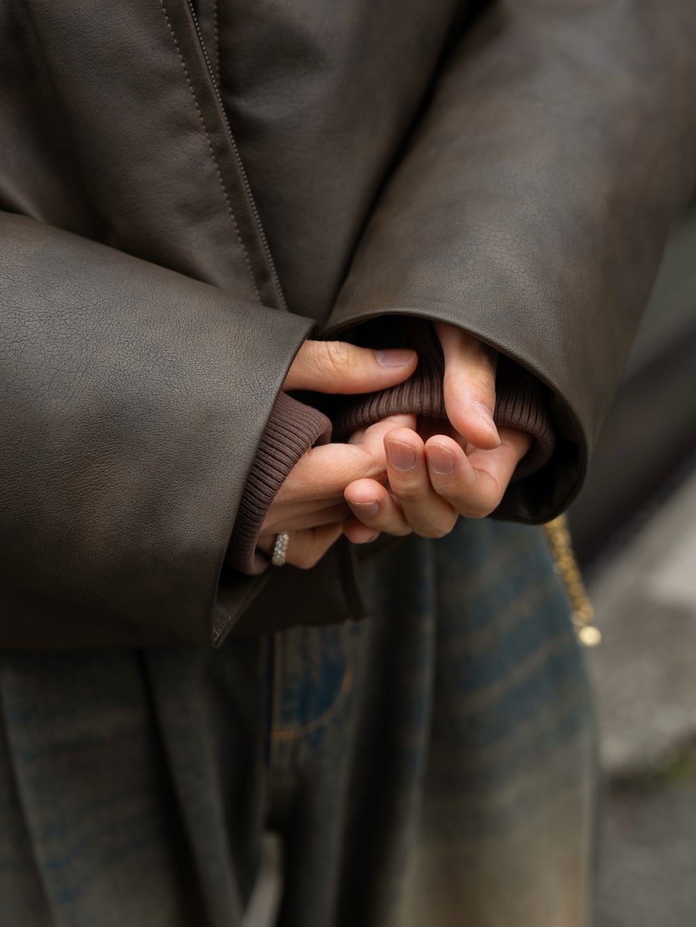 ブルー系のデニムパンツ、ブラウン系のダウンジャケット/コートを着用したメンズの秋コーディネートの3枚目の写真