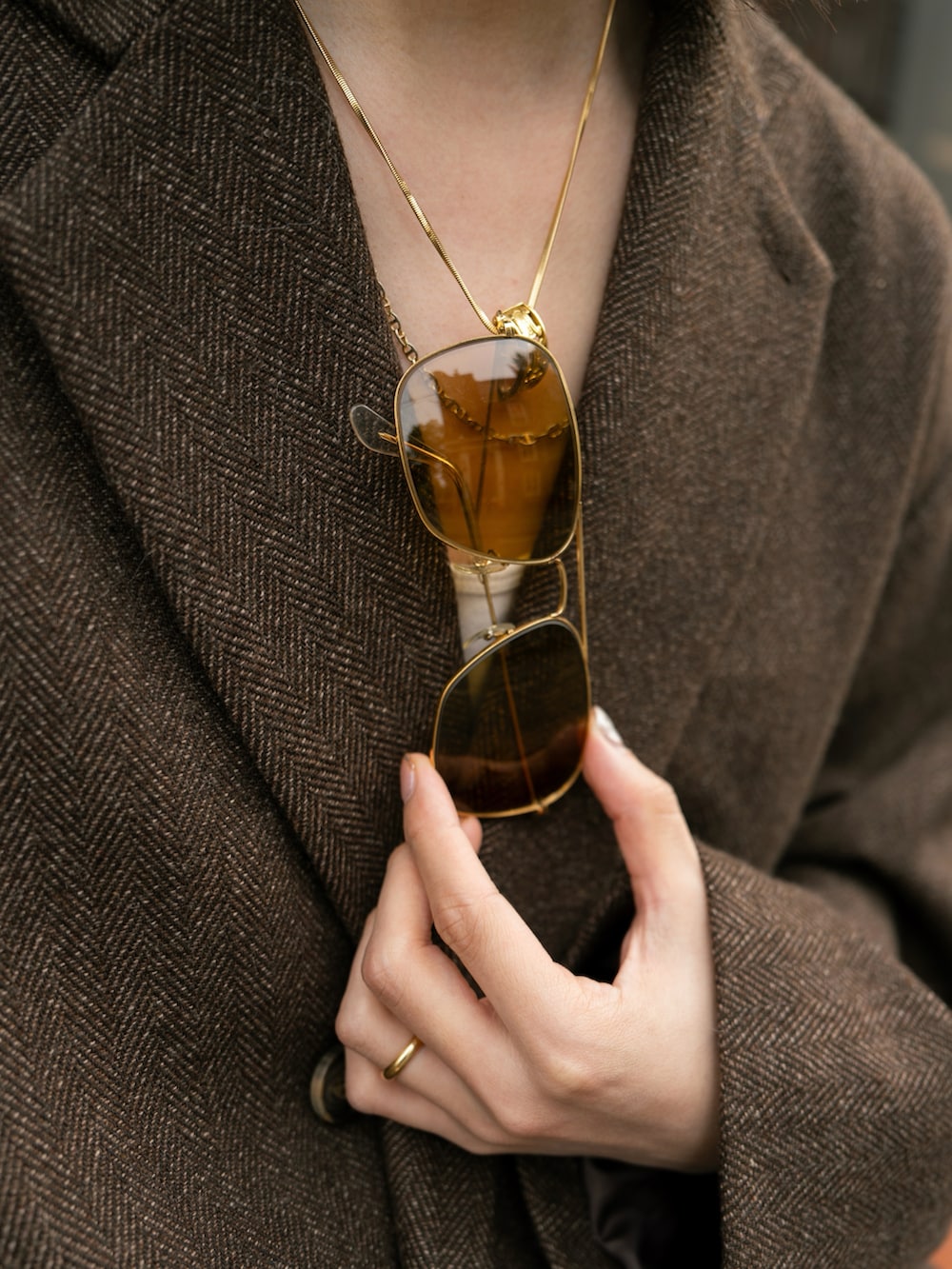 ブラウン系のテーラードジャケット、ブラウン系のスラックスを着用したメンズの秋コーディネートの3枚目の写真