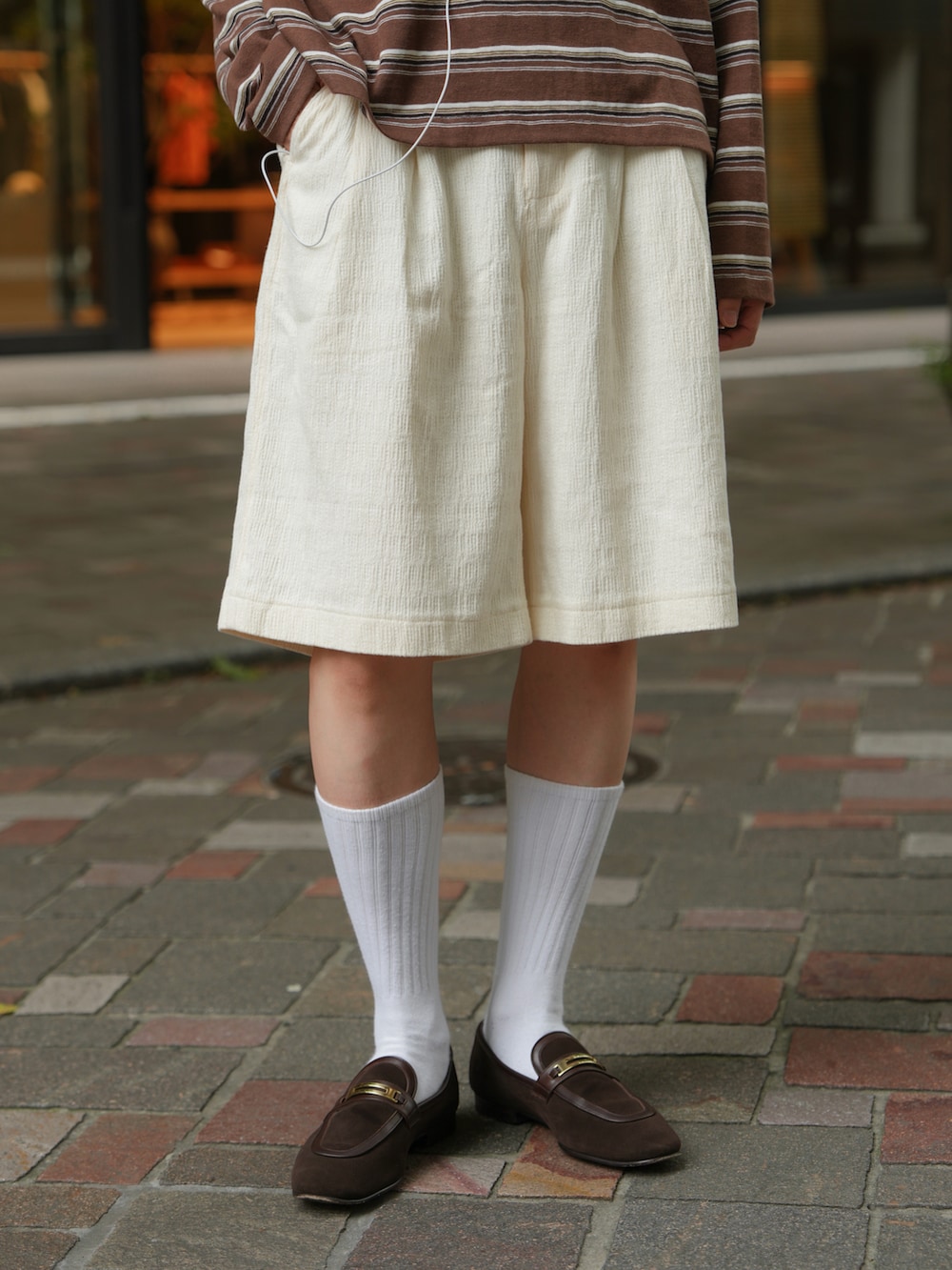ブラウン系のTシャツ/カットソー、ホワイト系のその他パンツ、ブラウン系のシューズを着用したメンズの夏コーディネートの5枚目の写真