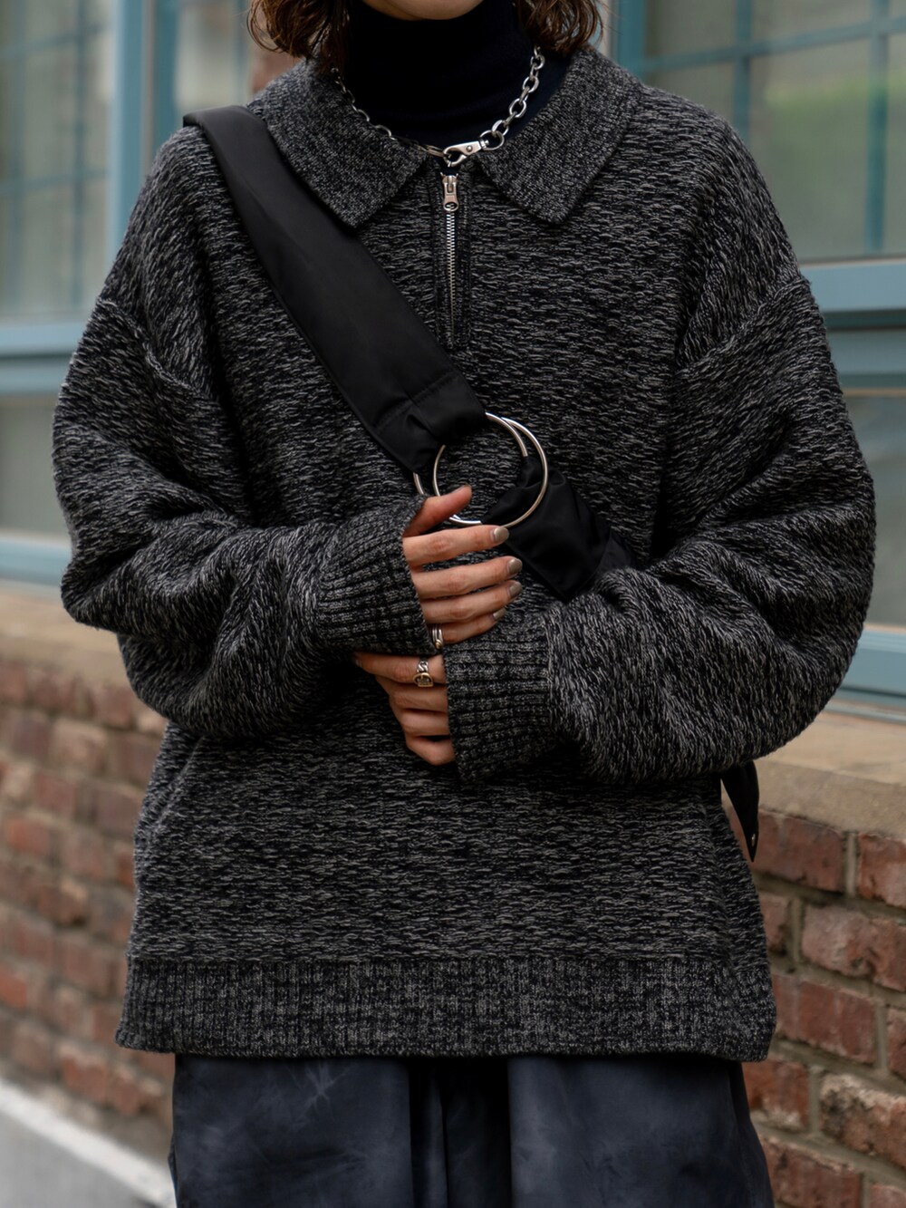 ブラック系のカーゴパンツ、ブラック系のショルダーバッグ、ブラック系のニット/セーターを着用したメンズの秋コーディネートの3枚目の写真