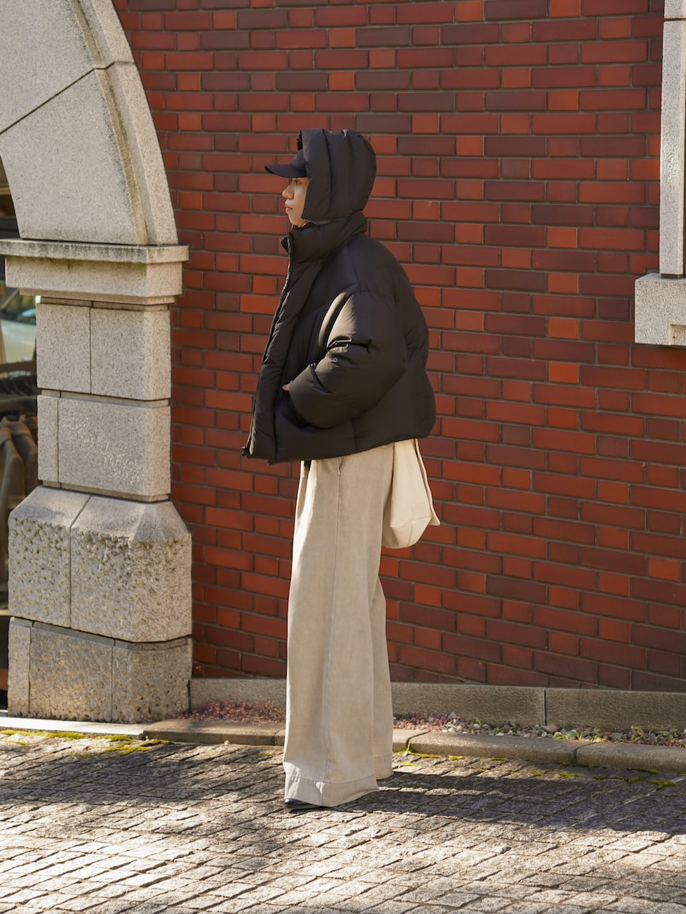 グレー系のデニムパンツ、ブラック系のドレスシューズ、グレー系のニット/セーターを着用したメンズの秋コーディネートの3枚目の写真