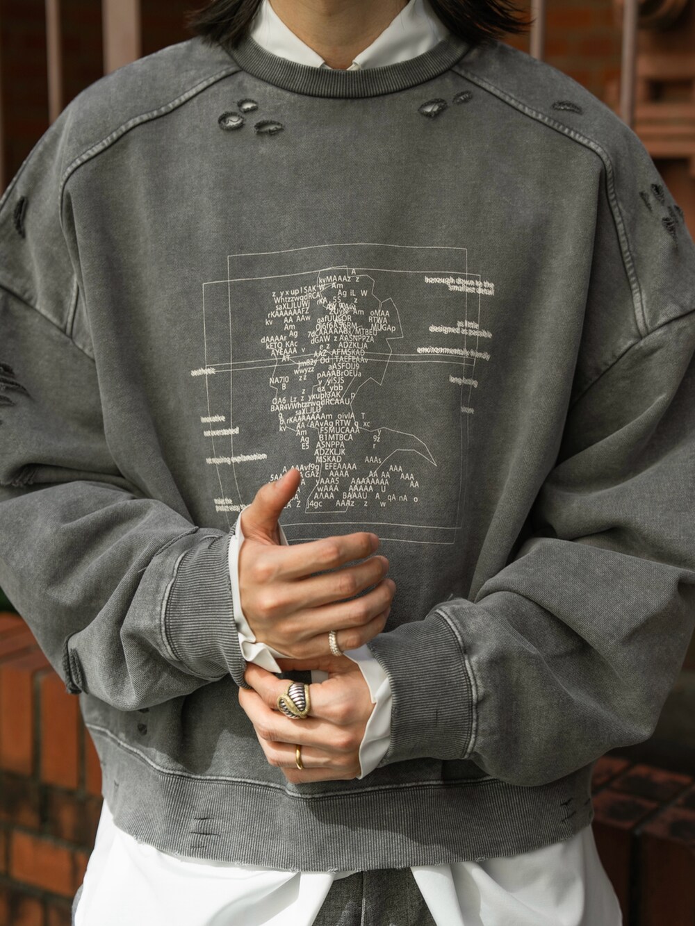 グレー系のスウェット、グレー系のデニムパンツを着用したメンズの秋コーディネートの4枚目の写真