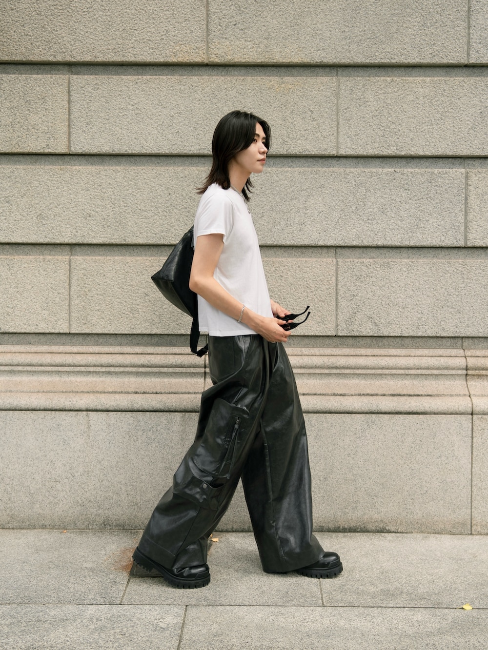 ブラック系のカーゴパンツを着用したメンズの秋コーディネートの3枚目の写真