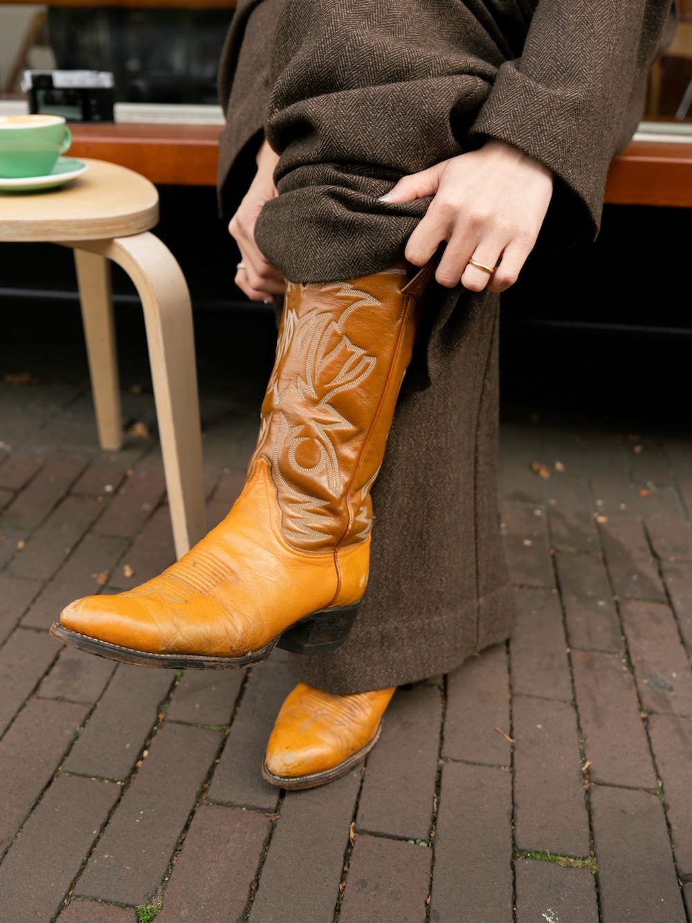 ブラウン系のテーラードジャケット、ブラウン系のスラックスを着用したメンズの秋コーディネートの5枚目の写真