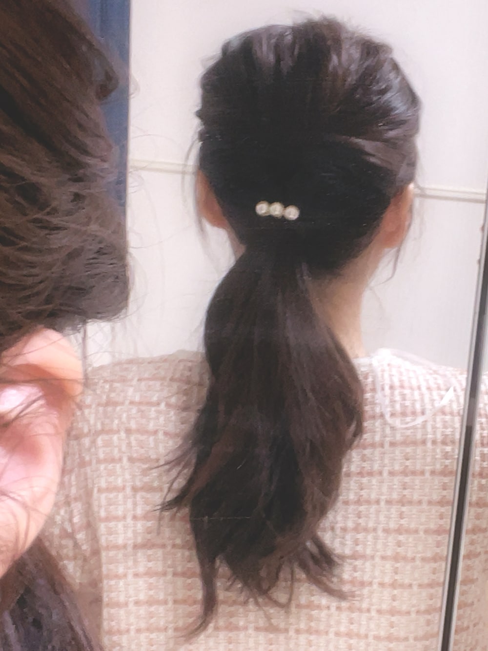 ピンク系のカーディガン/ボレロ、ホワイト系のスカート、レッド系のショルダーバッグを着用したレディースの春コーディネートの4枚目の写真