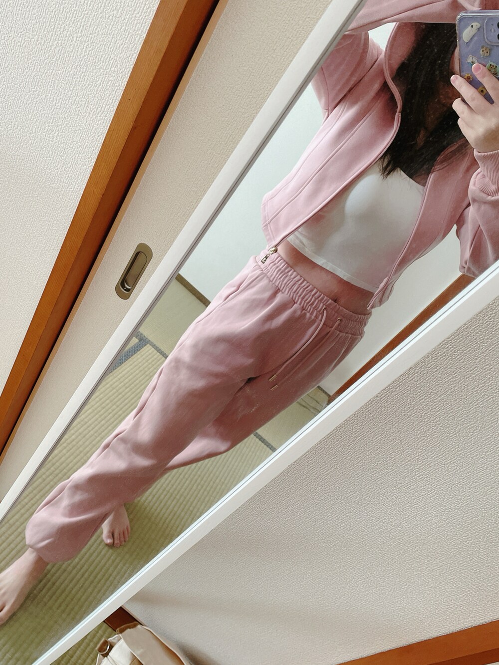 ピンク系のオールインワン・サロペットを着用したレディースの冬コーディネートの2枚目の写真