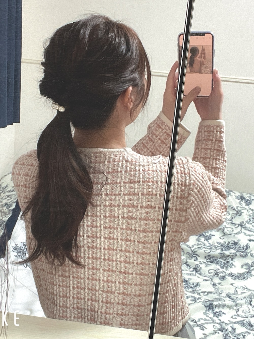 ピンク系のカーディガン/ボレロ、ホワイト系のスカート、レッド系のショルダーバッグを着用したレディースの春コーディネートの3枚目の写真