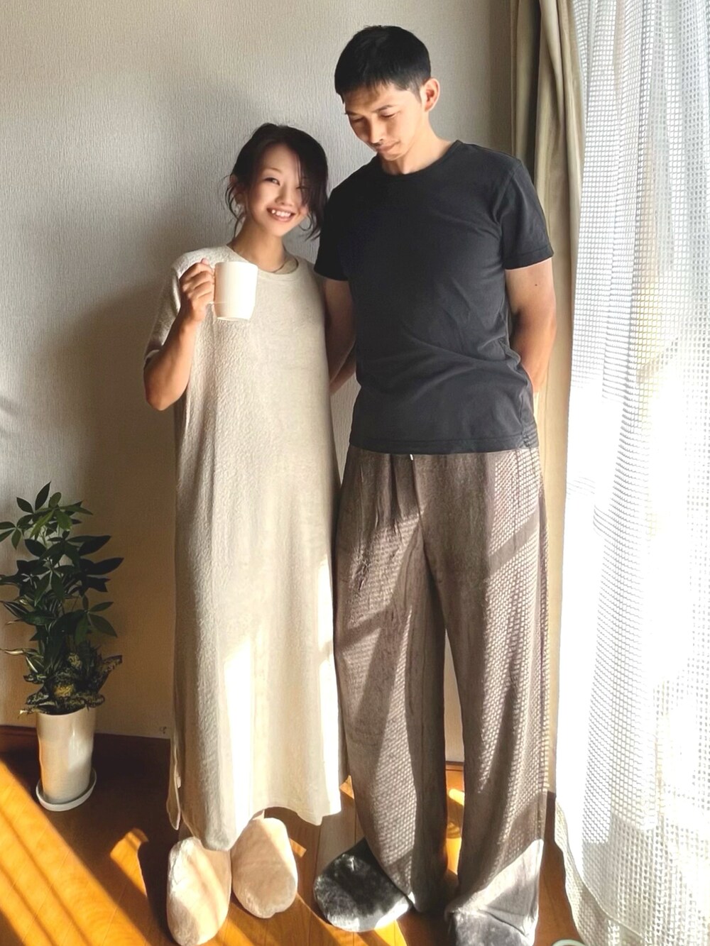 ベージュ系のルームウェア/パジャマ、グリーン系のルームウェア/パジャマを着用したレディースの秋コーディネートの2枚目の写真