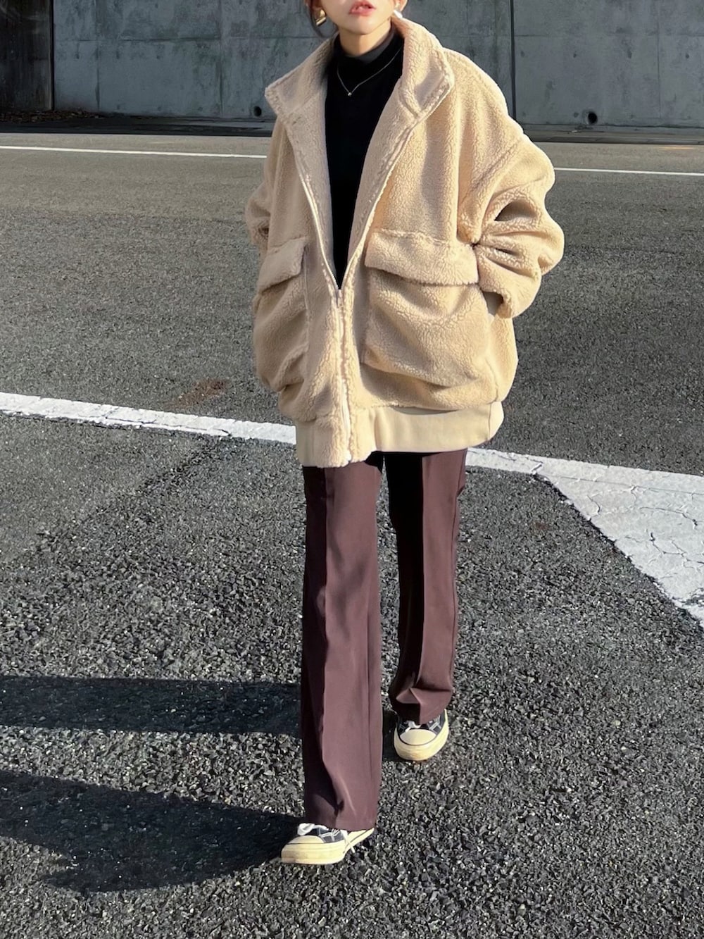 ベージュ系のブルゾン、ブラウン系のその他パンツ、ブラック系のTシャツ/カットソーを着用したレディースの冬コーディネートの2枚目の写真