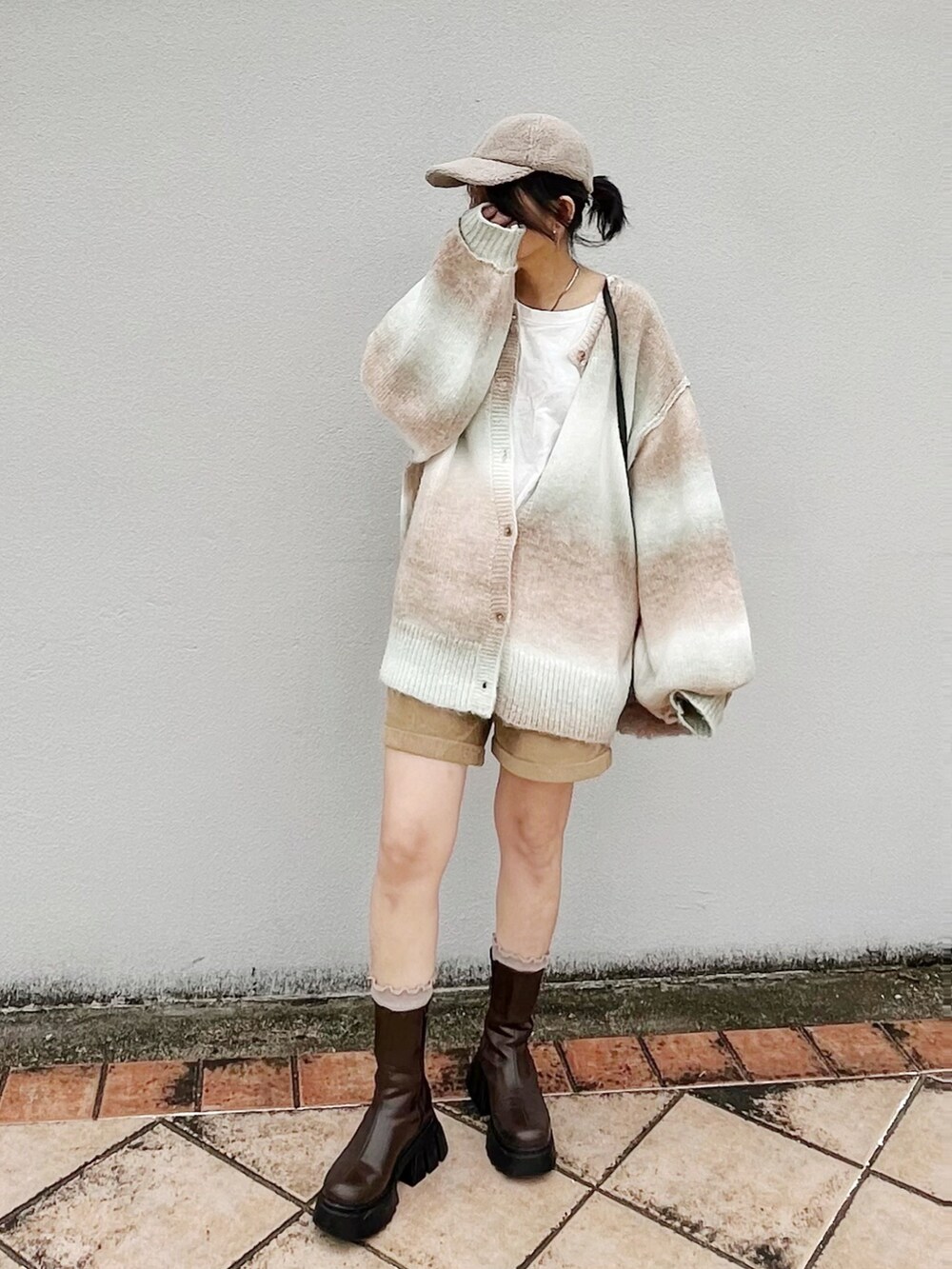 グリーン系のカーディガン/ボレロ、ブラウン系のその他パンツ、ブラウン系のブーツを着用したレディースの秋コーディネートの3枚目の写真