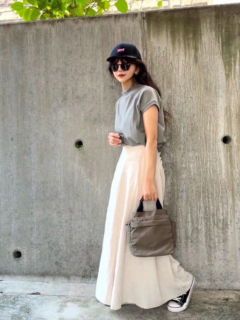 ホワイト系のスカート、グリーン系のTシャツ/カットソー、グリーン系のショルダーバッグを着用したレディースの春コーディネートの2枚目の写真