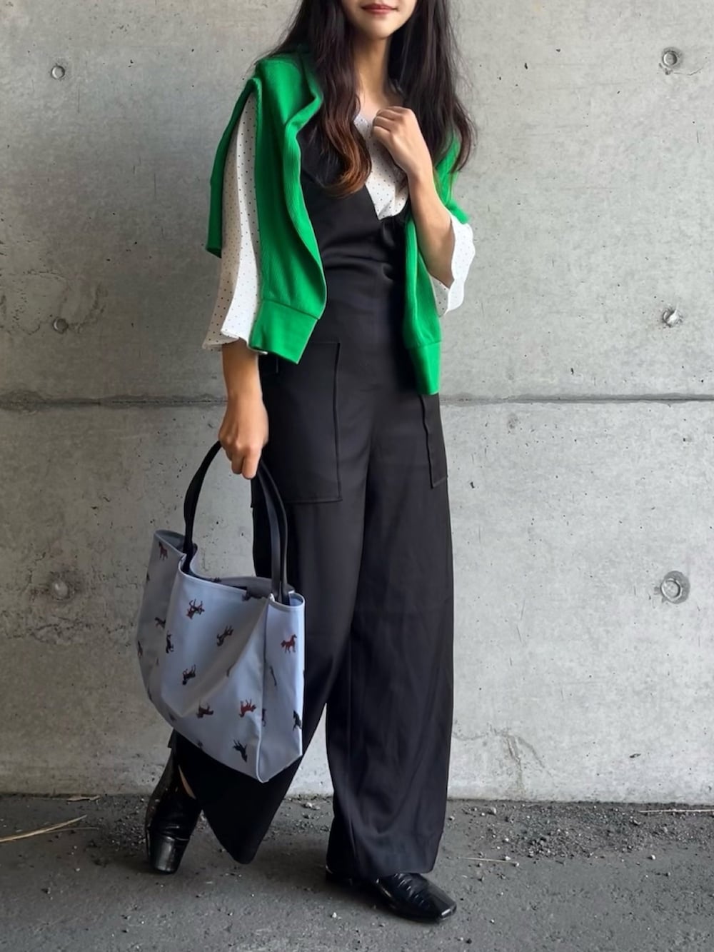 ブルー系のトートバッグ、ブラック系のサロペット/オーバーオール、ホワイト系のシャツ/ブラウスを着用したレディースの春コーディネートの2枚目の写真
