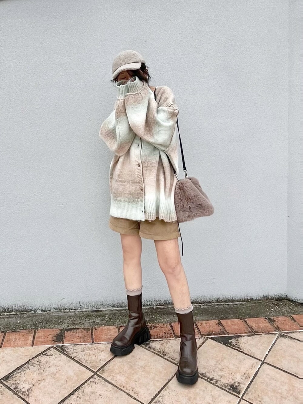 グリーン系のカーディガン/ボレロ、ブラウン系のその他パンツ、ブラウン系のブーツを着用したレディースの秋コーディネートの2枚目の写真