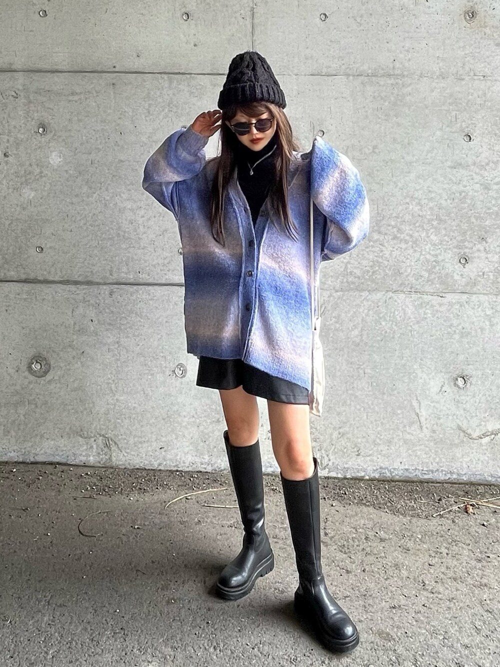 ブルー系のカーディガン/ボレロ、ブラック系のその他パンツ、ブラック系のブーツを着用したレディースの秋コーディネートの2枚目の写真