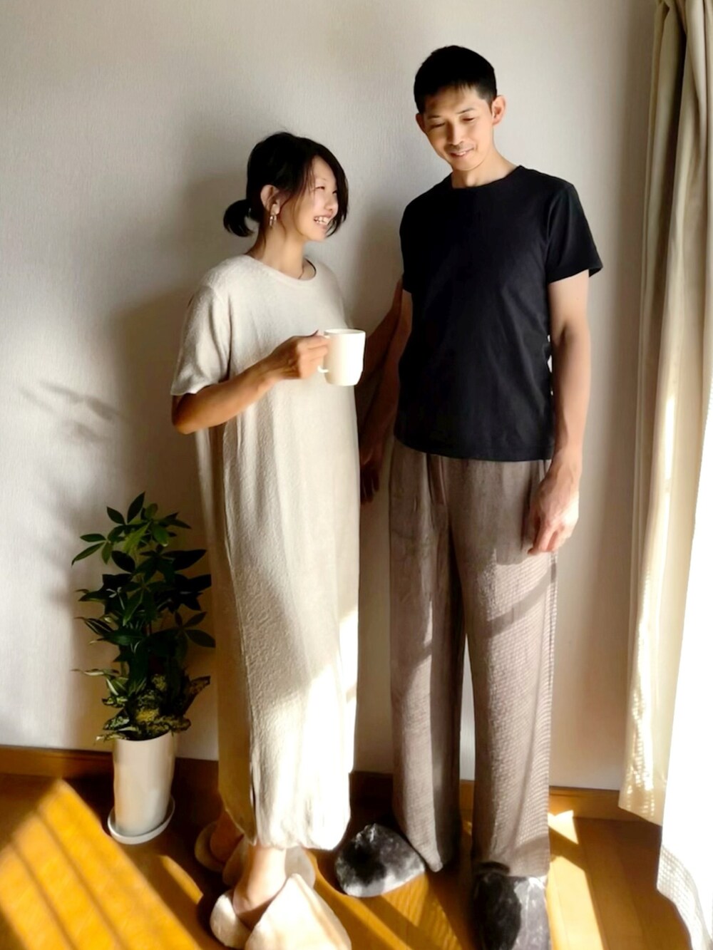 ベージュ系のルームウェア/パジャマ、グリーン系のルームウェア/パジャマを着用したレディースの秋コーディネートの4枚目の写真