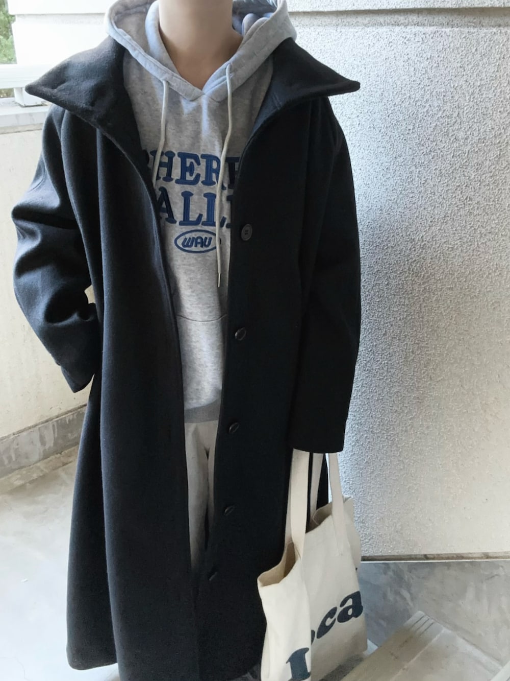 ブラック系のその他アウター、グレー系のパーカーを着用したレディースの秋コーディネートの3枚目の写真