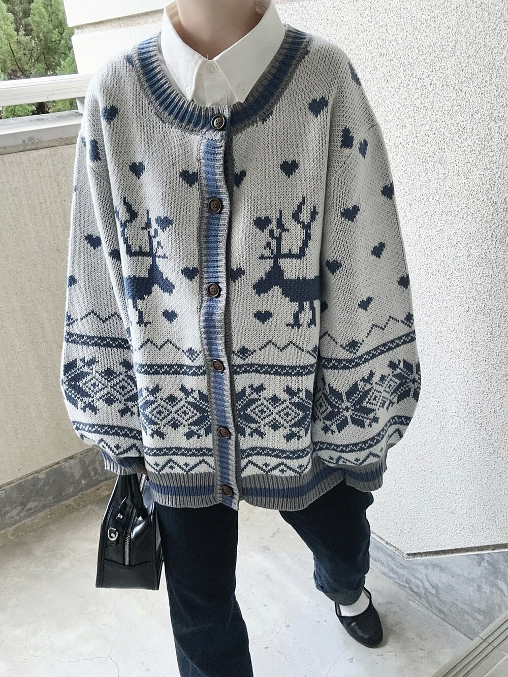 ブルー系のカーディガン/ボレロ、ブルー系のデニムパンツ、ホワイト系のシャツ/ブラウスを着用したレディースの冬コーディネートの3枚目の写真