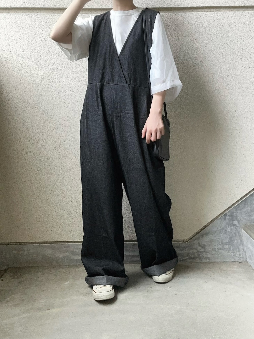 「CrispのVネックデニムサロペット（サロペット/オーバーオール、ブラック系）」を使った、あやたさん（レディース・152cm）の夏コーディネートの4枚目の写真