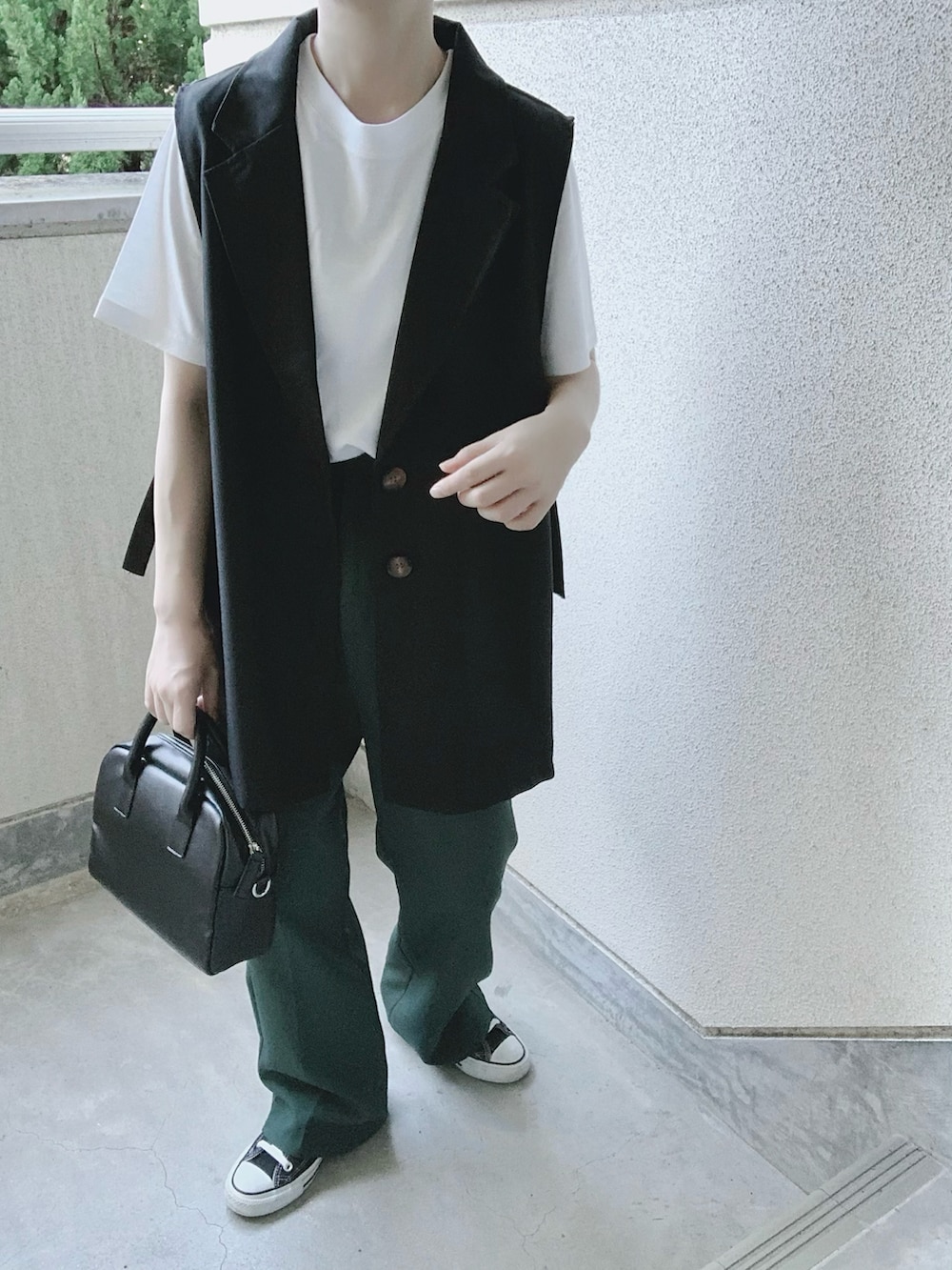 ブラック系のベスト、ブルー系のシャツ/ブラウス、ブラック系のスラックスを着用したレディースの夏コーディネートの5枚目の写真