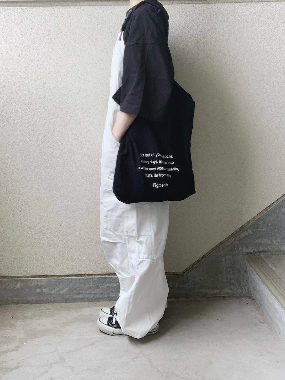 ホワイト系のサロペット/オーバーオール、ブラック系のトートバッグ、ブラック系のTシャツ/カットソーを着用したレディースの夏コーディネートの2枚目の写真