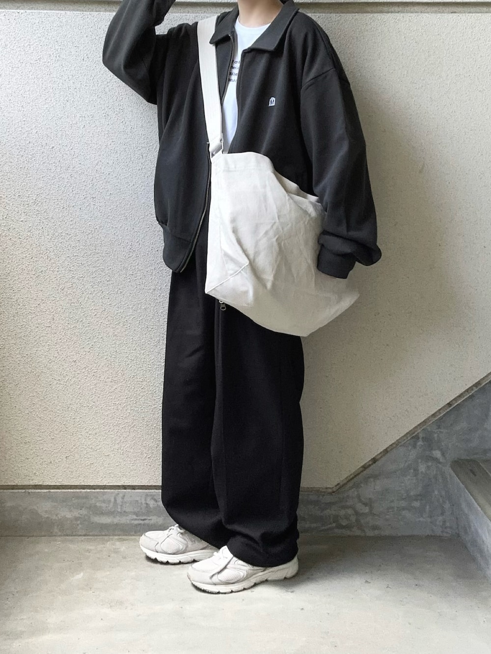 ブラック系のスウェットを着用したレディースの秋コーディネートの5枚目の写真