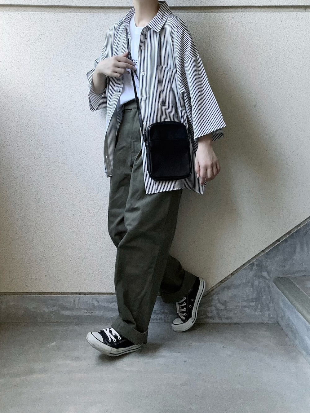 グリーン系のチノパンツ、その他のシャツ/ブラウス、ブラック系のショルダーバッグを着用したレディースの夏コーディネートの2枚目の写真