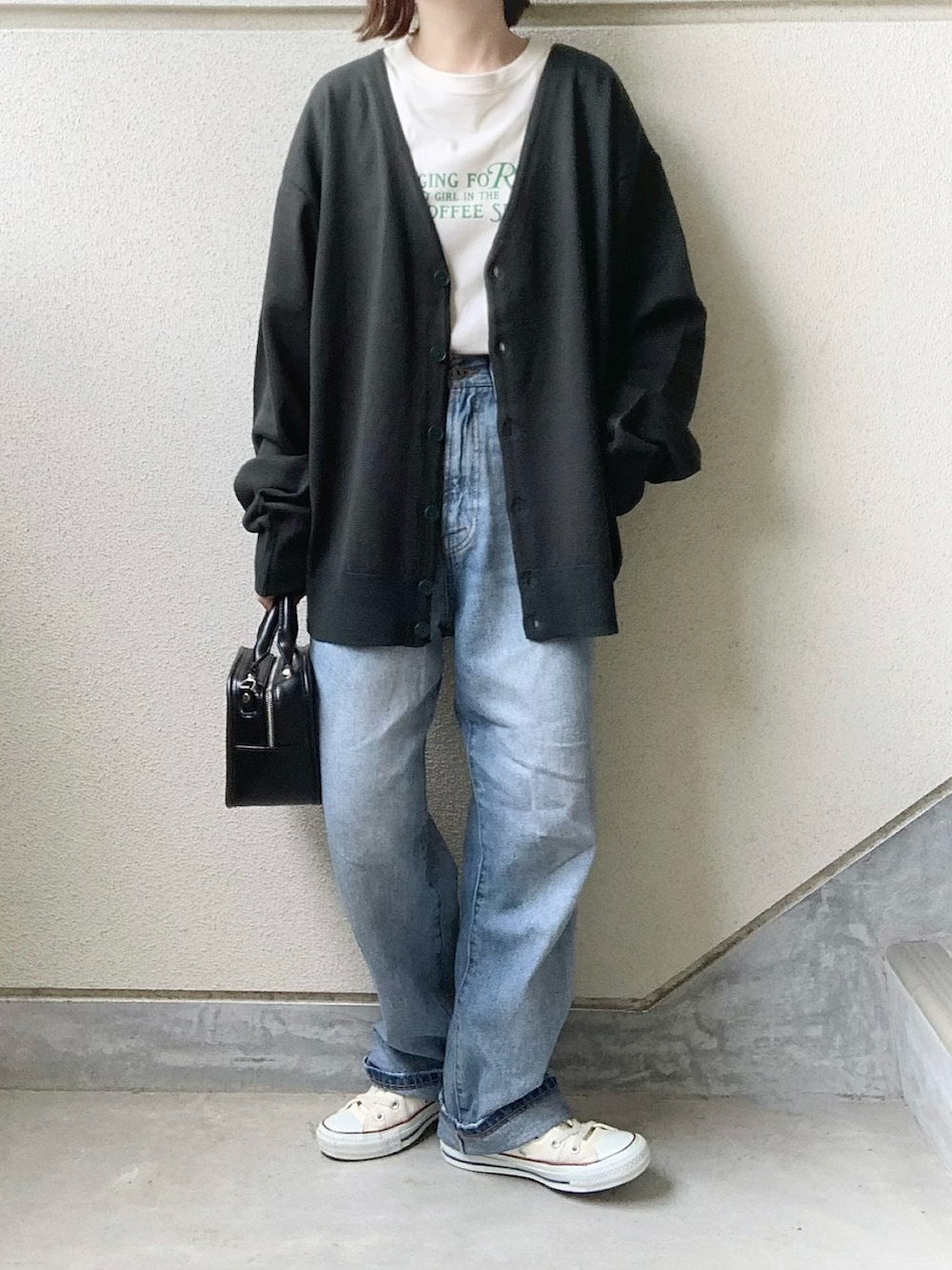 グリーン系のカーディガン/ボレロ、ホワイト系のTシャツ/カットソー、ブルー系のデニムパンツを着用したレディースの夏コーディネートの2枚目の写真