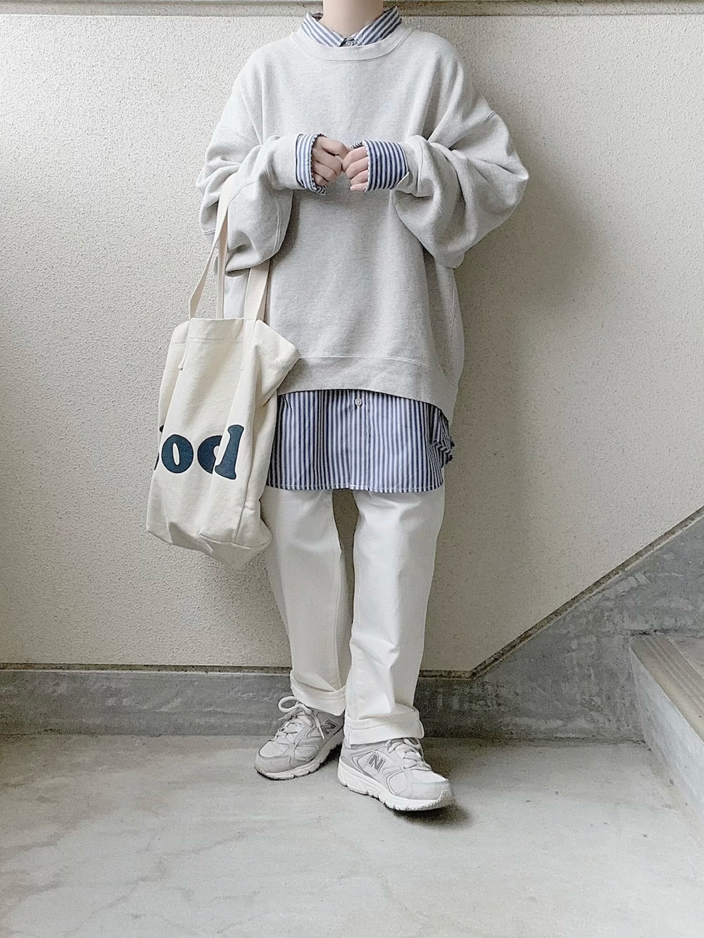 ホワイト系のデニムパンツ、ブルー系のシャツ/ブラウス、グレー系のスウェットを着用したレディースの冬コーディネートの3枚目の写真