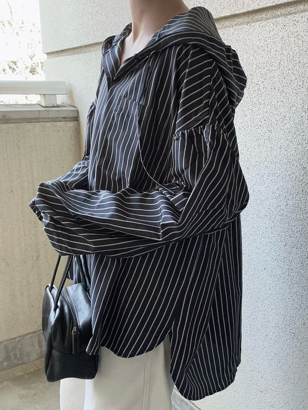 ブルー系のシャツ/ブラウスを着用したレディースの春コーディネートの4枚目の写真