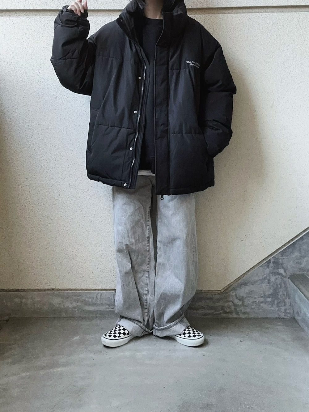 ブラック系のダウンジャケット/コートを着用したレディースの冬コーディネートの5枚目の写真