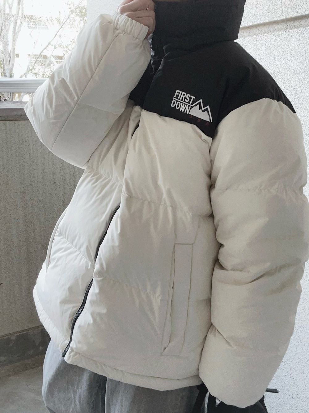 ホワイト系のダウンジャケット/コートを着用したレディースの冬コーディネートの3枚目の写真