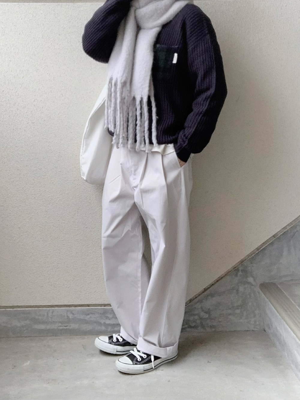 ブルー系のTシャツ/カットソー、ホワイト系のその他パンツ、ブラック系のスニーカーを着用したレディースの冬コーディネートの2枚目の写真