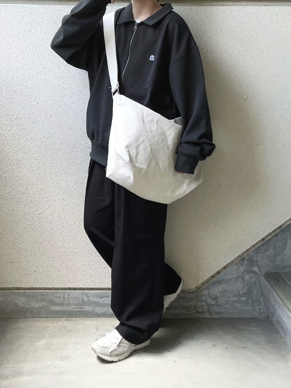 ブラック系のスウェットを着用したレディースの秋コーディネートの3枚目の写真