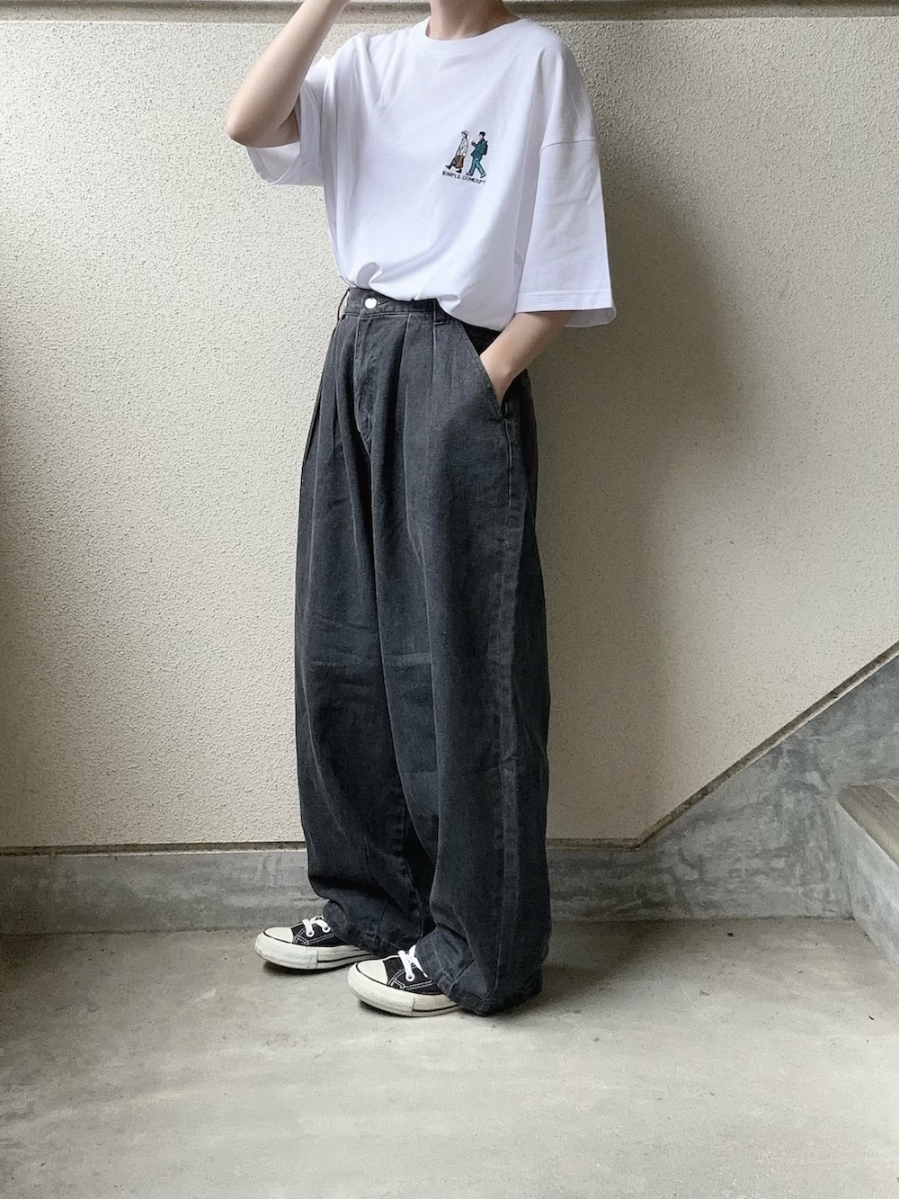 ホワイト系のTシャツ/カットソー、グレー系のデニムパンツを着用したレディースの春コーディネートの3枚目の写真