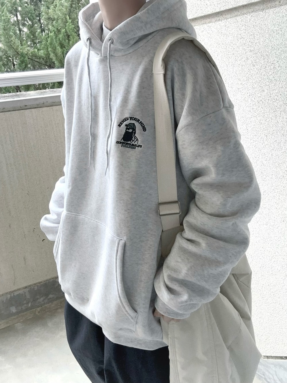 グレー系のパーカー、ブルー系のチノパンツを着用したレディースの春コーディネートの4枚目の写真