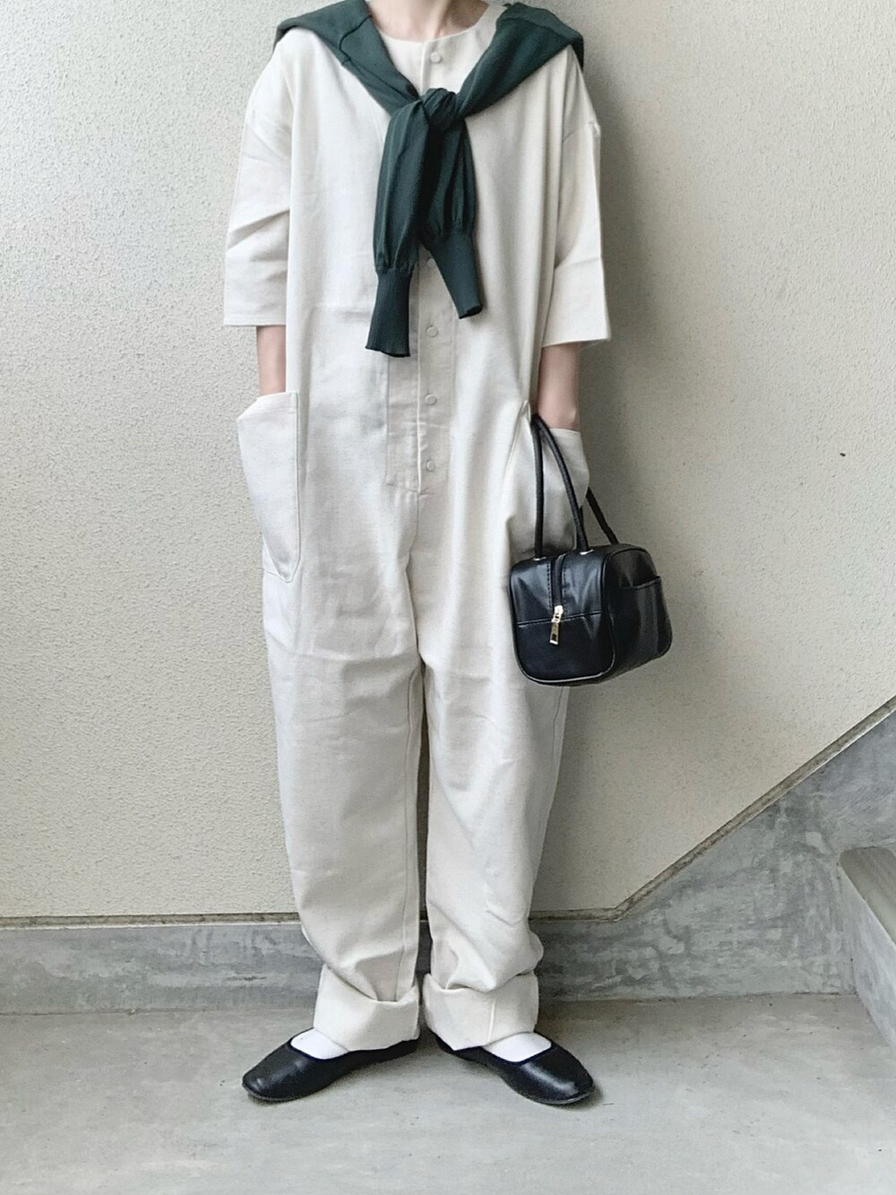 ホワイト系のサロペット/オーバーオール、グリーン系のカーディガン/ボレロ、ブラック系のバレエシューズを着用したレディースの夏コーディネートの3枚目の写真