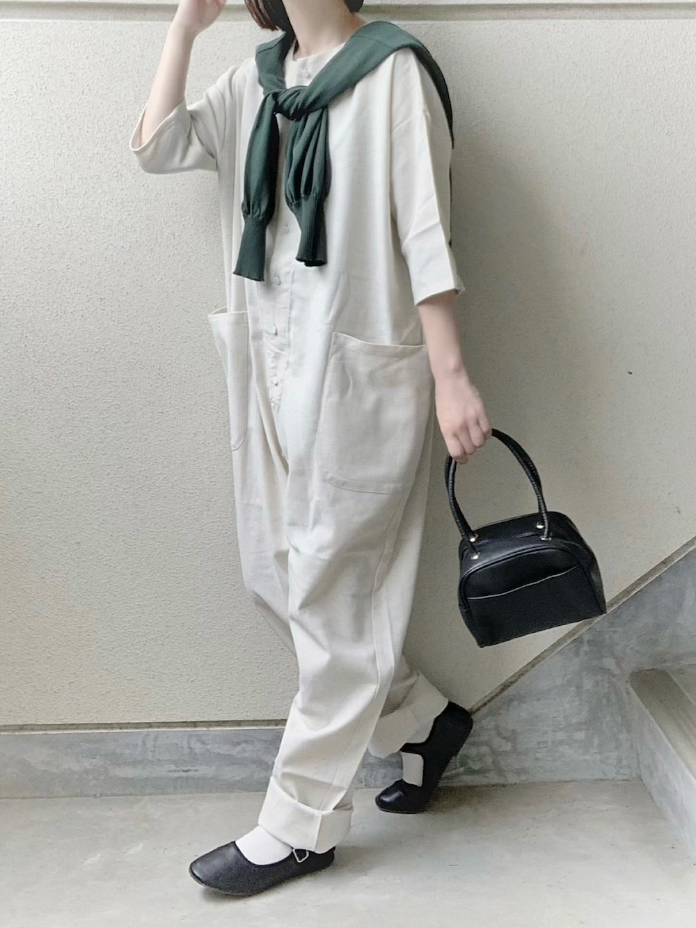 ホワイト系のサロペット/オーバーオール、グリーン系のカーディガン/ボレロ、ブラック系のバレエシューズを着用したレディースの夏コーディネートの2枚目の写真