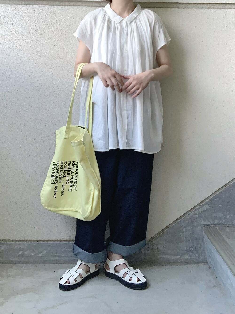 ホワイト系のシャツ/ブラウス、グリーン系のその他パンツ、ブラック系のサンダルを着用したレディースの夏コーディネートの2枚目の写真