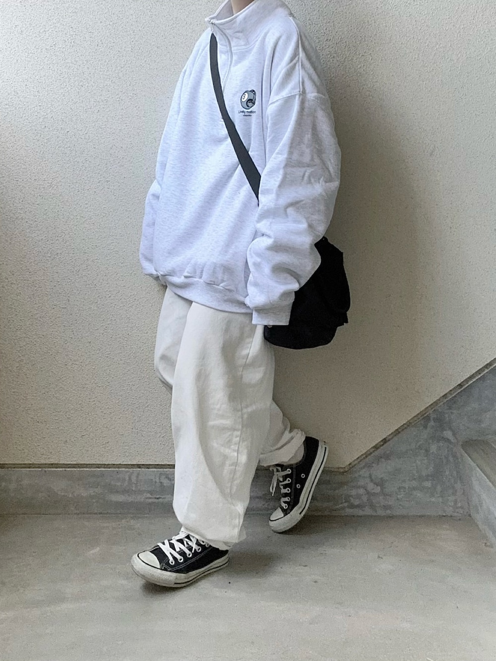 グレー系のスウェット、ブラック系のショルダーバッグを着用したレディースの秋コーディネートの4枚目の写真