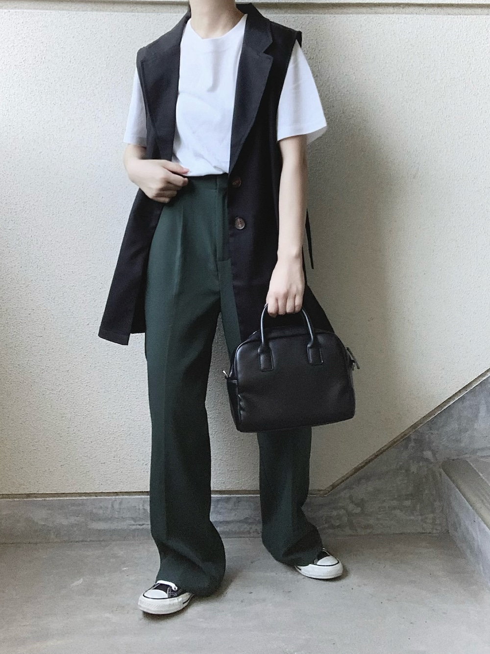 ブラック系のベスト、ブルー系のシャツ/ブラウス、ブラック系のスラックスを着用したレディースの夏コーディネートの4枚目の写真