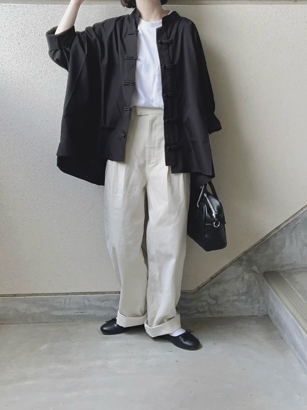 ブラック系のシャツ/ブラウス、ホワイト系のチノパンツ、ブラック系のバレエシューズを着用したレディースの春コーディネートの2枚目の写真
