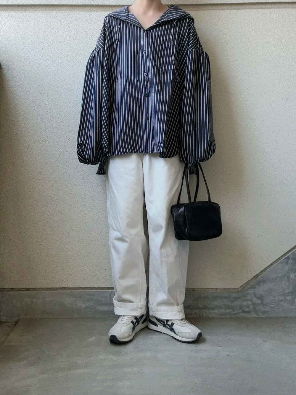 ブルー系のシャツ/ブラウスを着用したレディースの春コーディネートの3枚目の写真